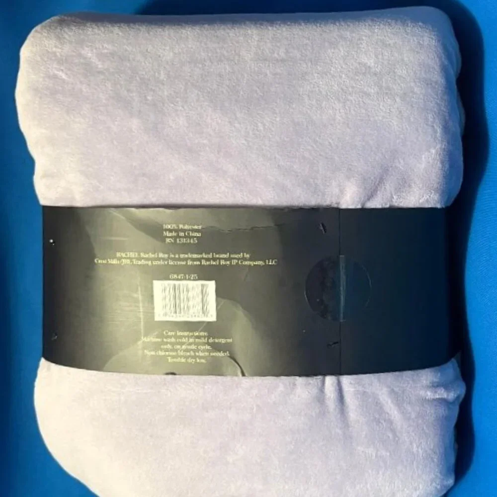 NEW GORGEOUS LAVENDER PURPLE RACHEL RACHEL ROY QUEEN / FULL SILKY SOFT BLANKET